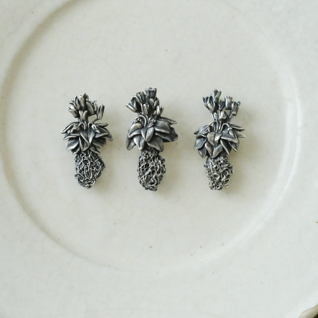 ［Furuhashi michiko］シクラメンの根付きのブローチ