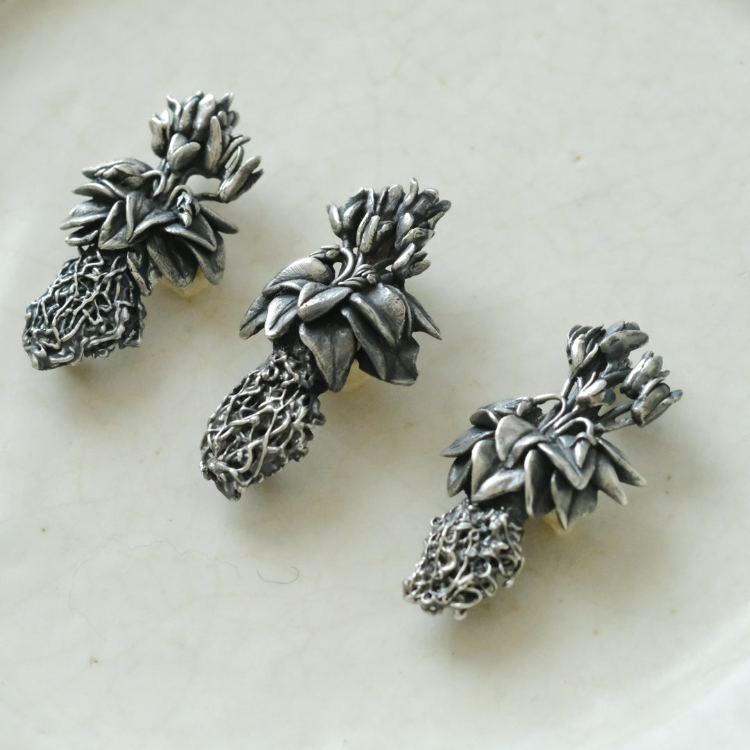 ［Furuhashi michiko］シクラメンの根付きのブローチ