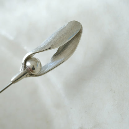 ［Furuhashi michiko］ヤドリギのクラバットピン