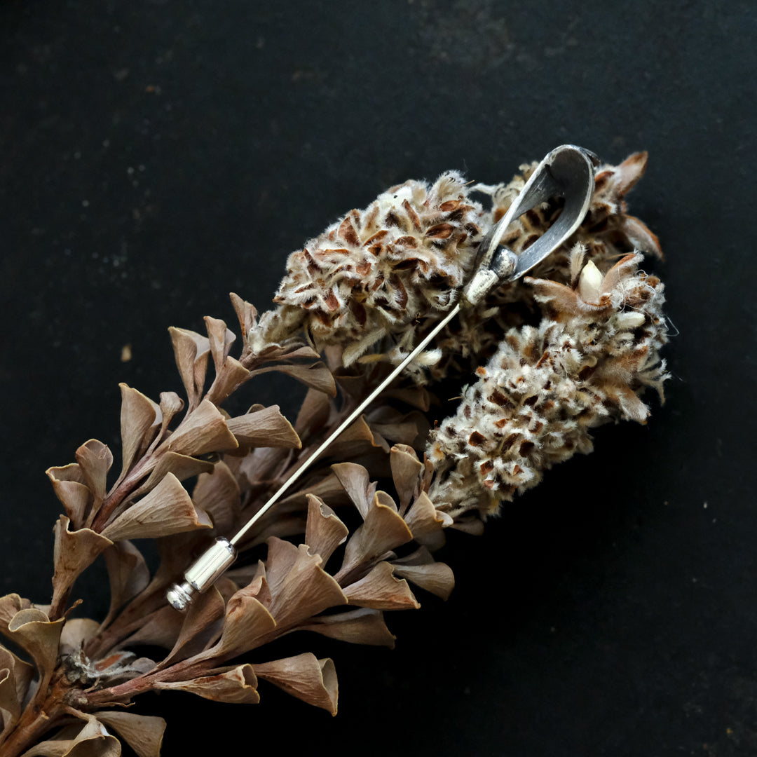 ［Furuhashi michiko］ヤドリギのクラバットピン