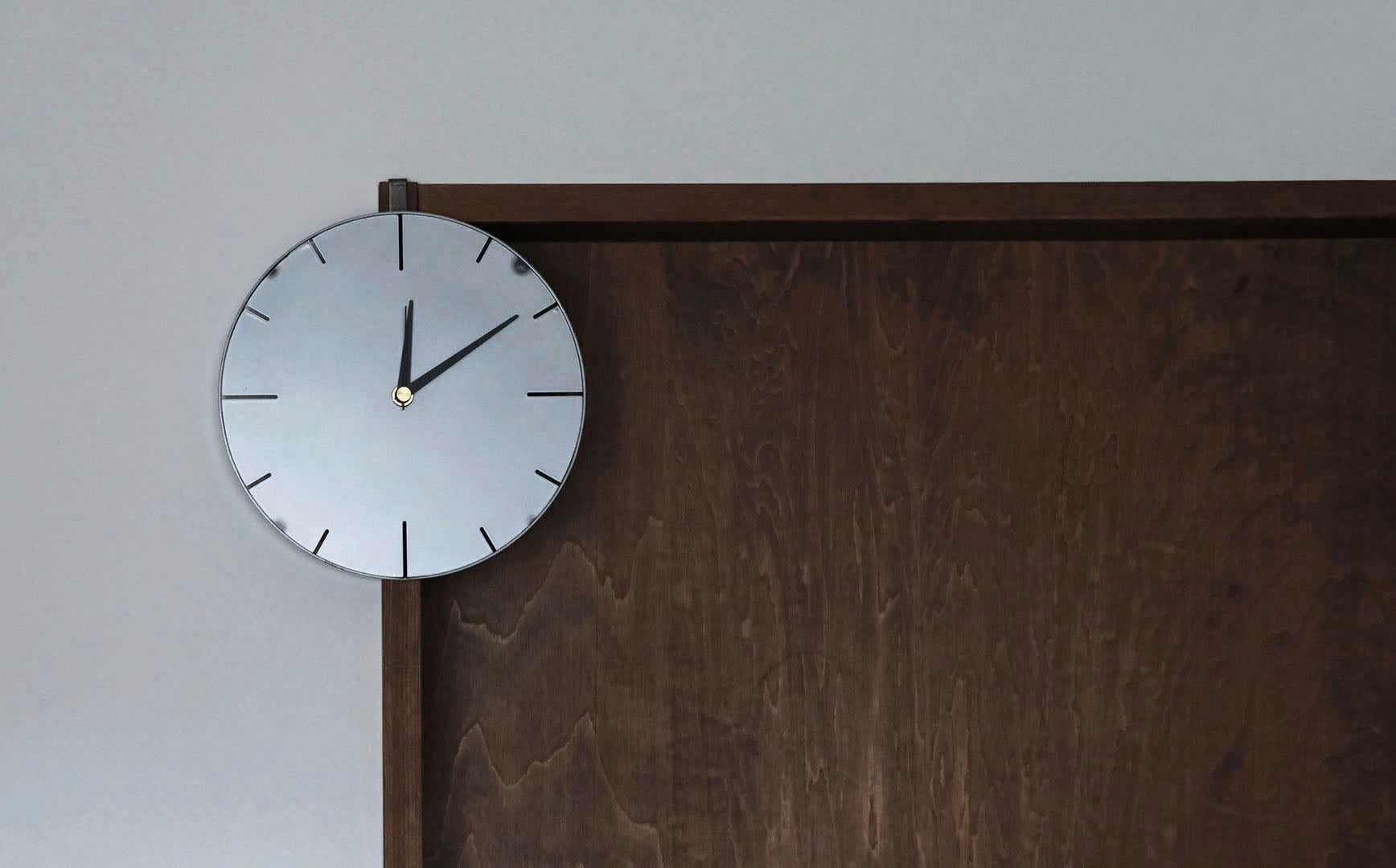 静かに時を刻む、ミニマムな暮らしに。ウォールクロック