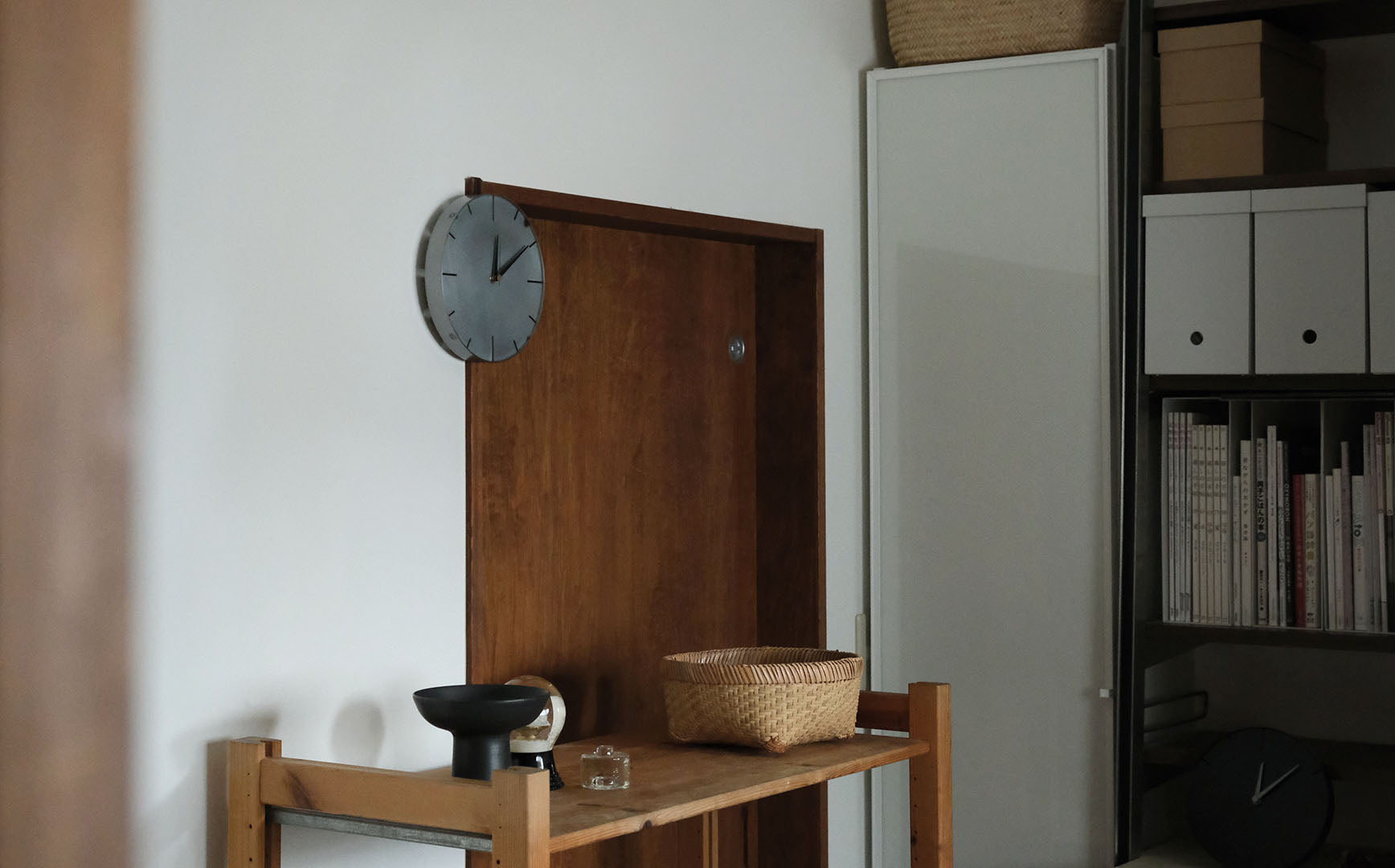 静かに時を刻む、ミニマムな暮らしに。ウォールクロック – Envelope