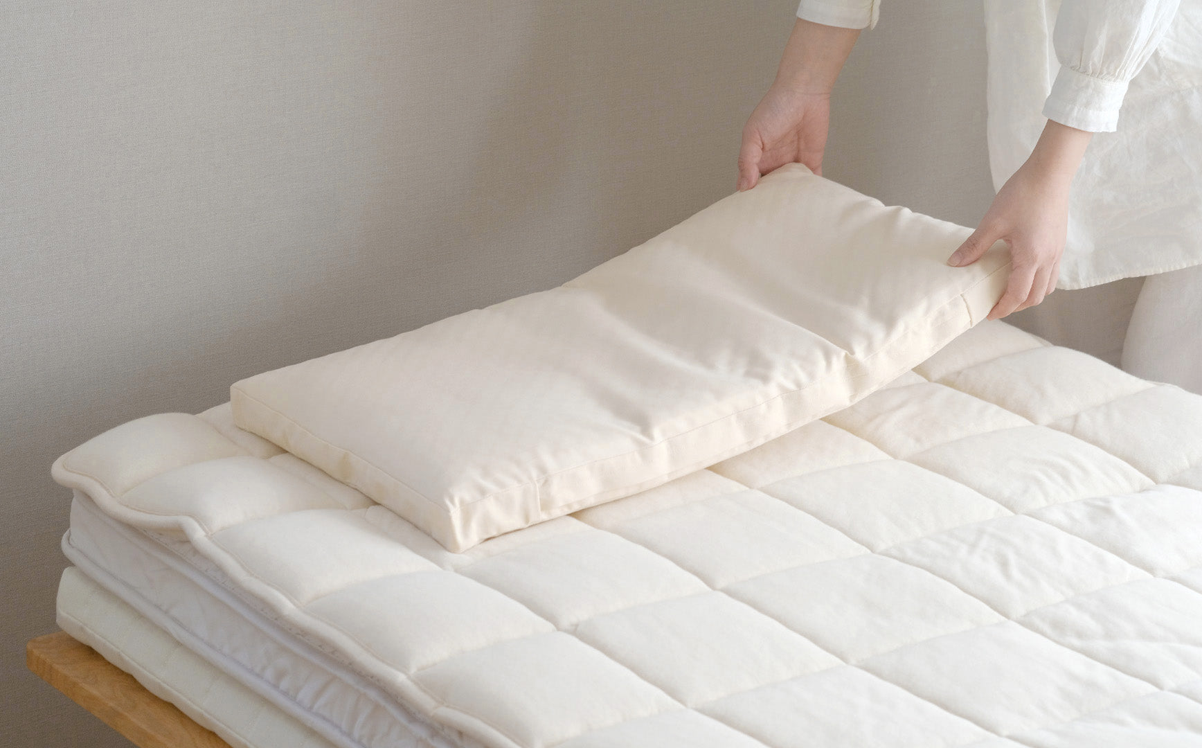 自然で育まれた羊毛の調湿力でさらっと快適。洗えるウールユニット