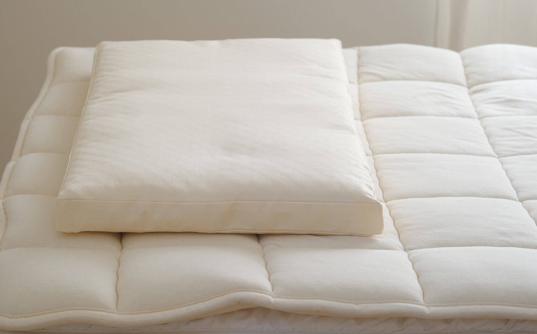 自然で育まれた羊毛の調湿力でさらっと快適。洗えるウールユニット