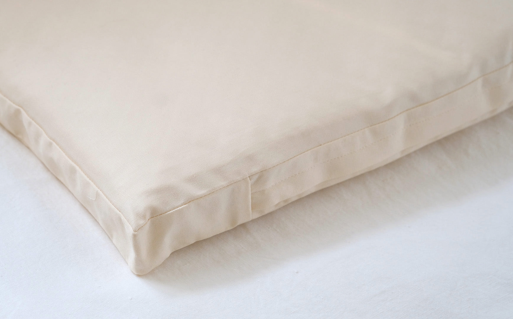 自然で育まれた羊毛の調湿力でさらっと快適。洗えるウールユニット