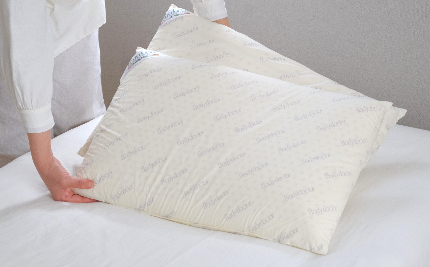 頭や首にやさしくフィット。頭が軽く感じられる天然ゴムの枕