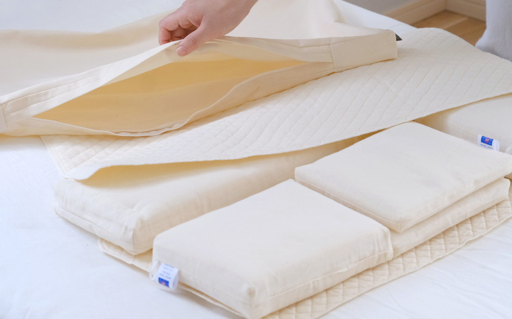 自然で育まれた羊毛の調湿力でさらっと快適。洗えるウールユニット