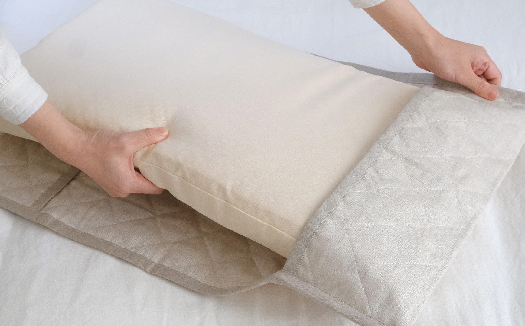 自然で育まれた羊毛の調湿力でさらっと快適。洗えるウールユニット