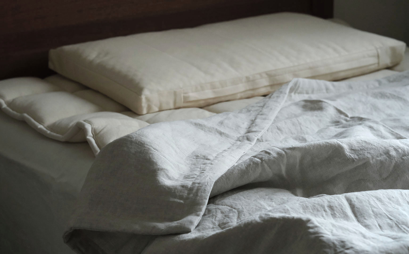 ほどよいシャリ感とやわらかさ。余分な熱を逃がす、リネンの肌掛け布団