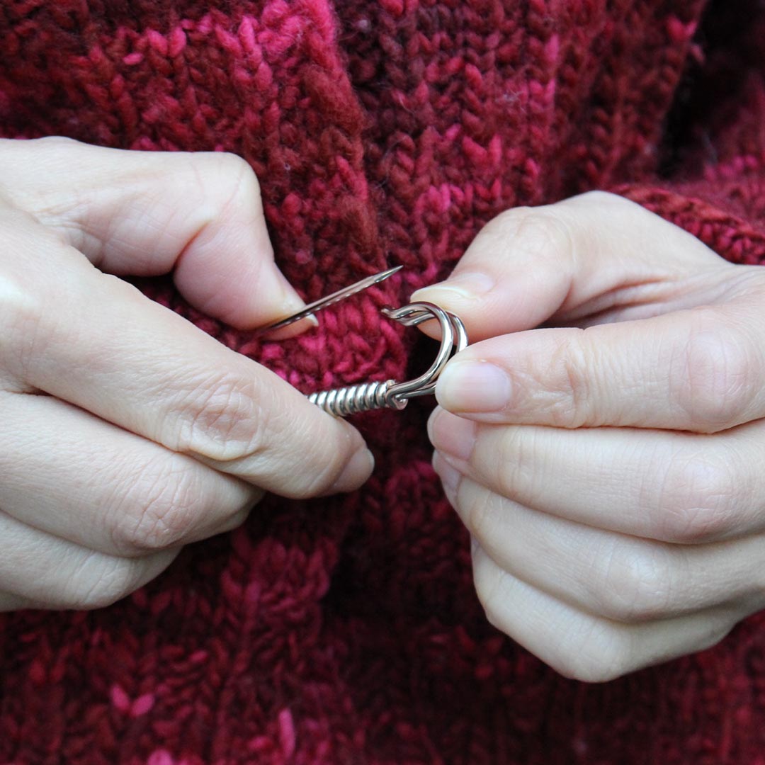 太めのピンで、厚手の編み地にもぴったり