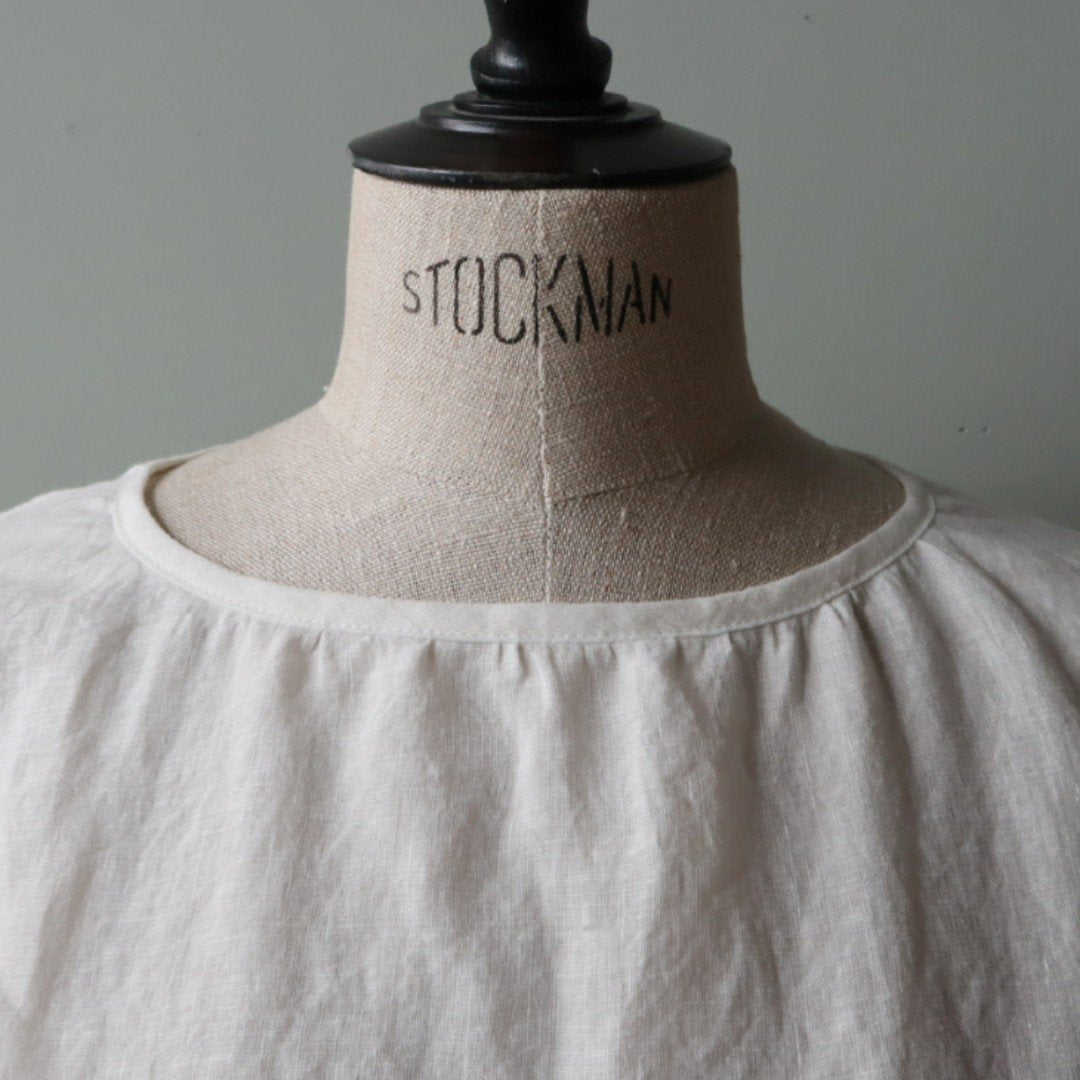 襟ぐりはギャザーを寄せてバイヤス布でくるみます