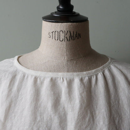 襟ぐりはギャザーを寄せてバイヤス布でくるみます