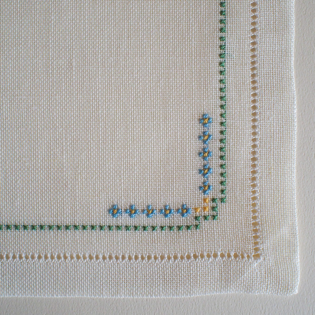 周囲はヘムかがりで仕上げます