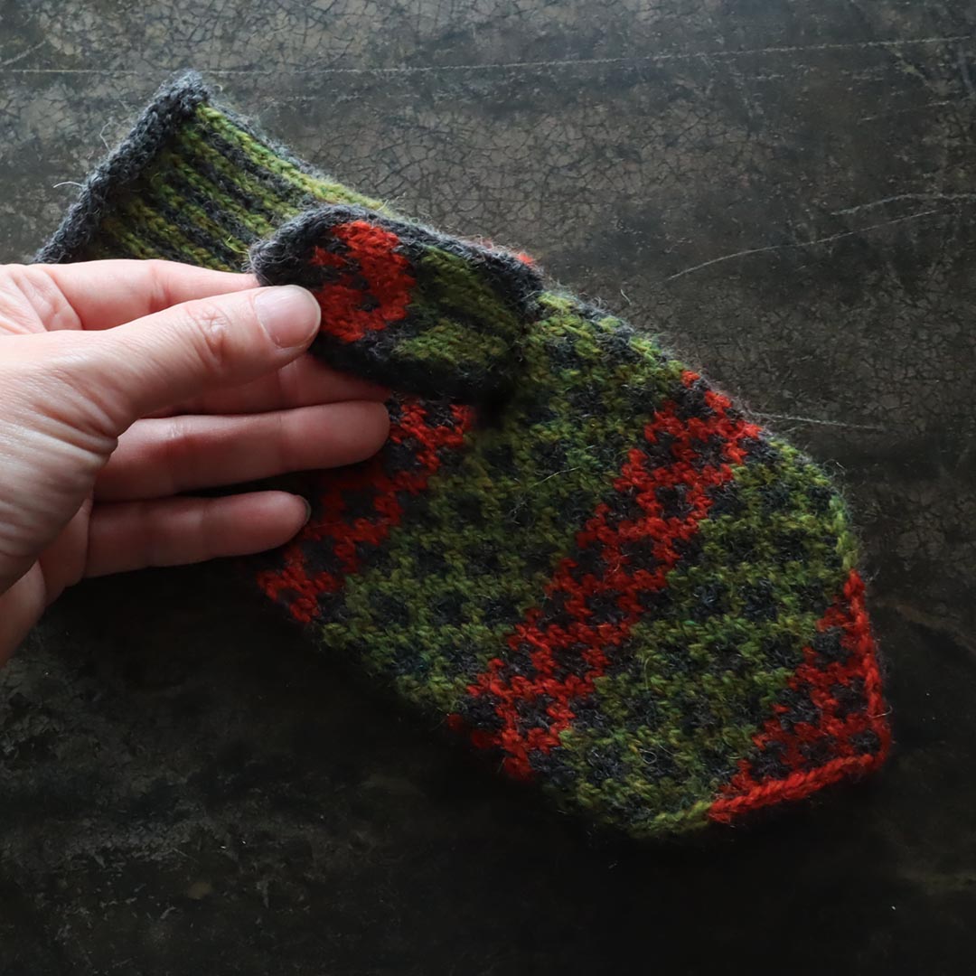 親指にもチューリップを編み込みます