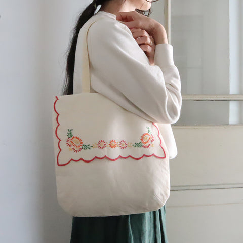 スカラップ刺繍飾りのバッグ