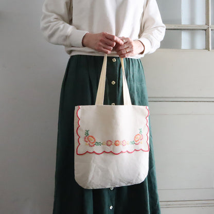 スカラップ刺繍飾りのバッグ