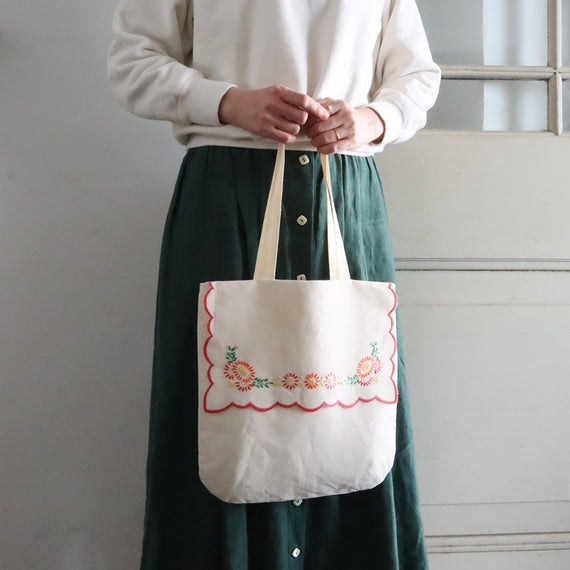スカラップ刺繍飾りのバッグ