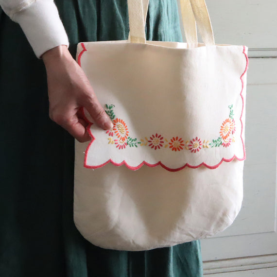 スカラップ刺繍飾りのバッグ