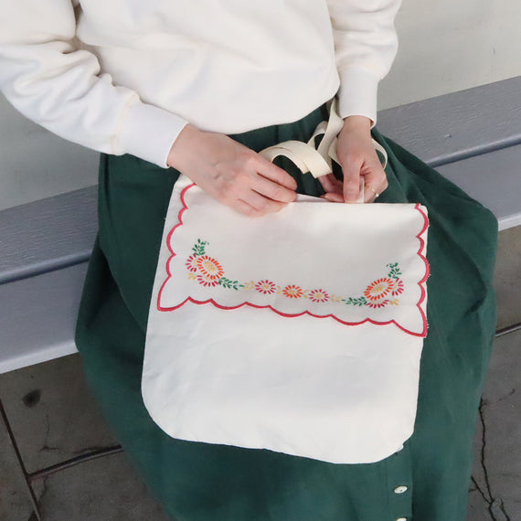 スカラップ刺繍飾りのバッグ