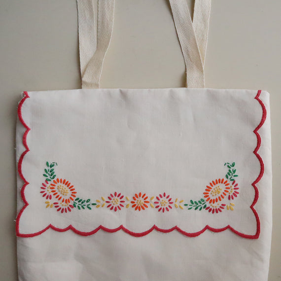 スカラップ刺繍飾りのバッグ