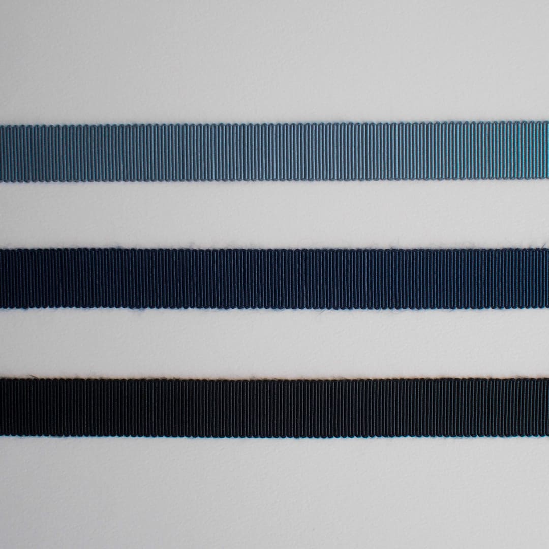 上からスチールブルー、ネイビー、ブラック