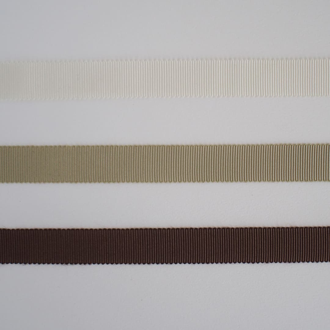 上からオフホワイト、サンドベージュ、チェストナットブラウン