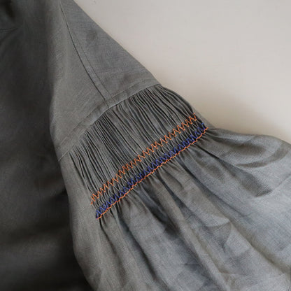 元気なオレンジとブルーの刺繍糸でスモッキング