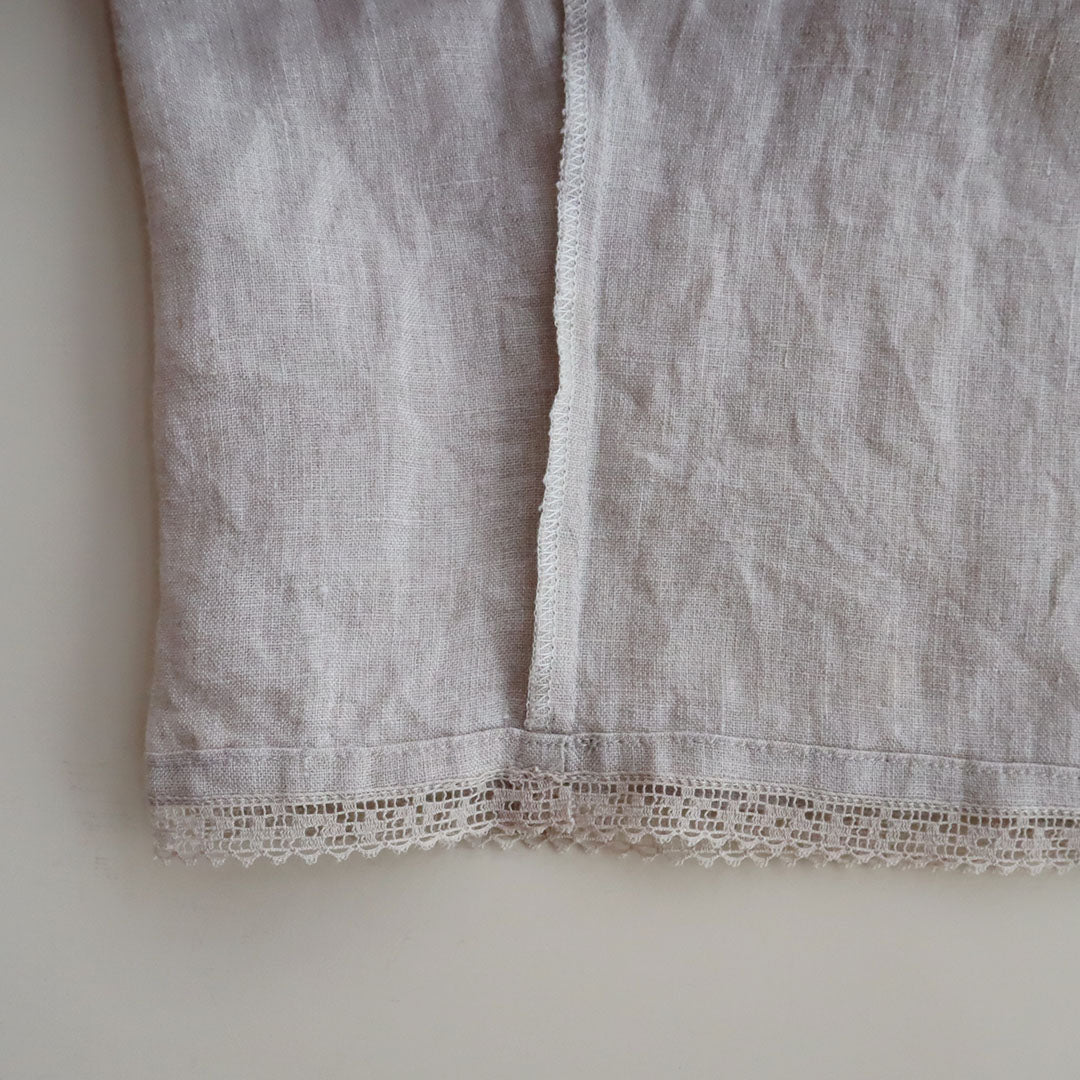 裏側：縫い代はロック始末、裾は３つ折りしレースを付けます