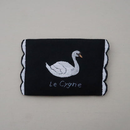 湖を優雅に泳ぐ白鳥の刺繍をします