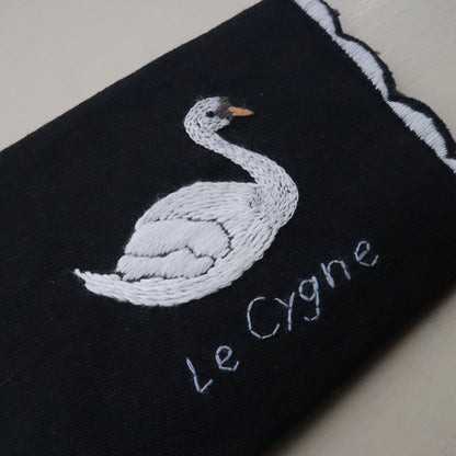 aya　刺繍キット　スワンのティッシュケース