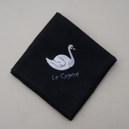 湖を優雅に泳ぐ白鳥の刺繍をします