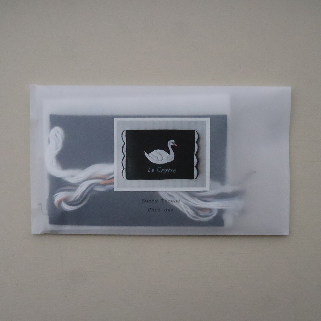 aya　刺繍キット　スワンのティッシュケース