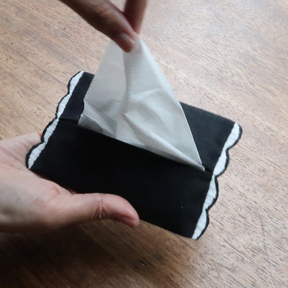 aya　刺繍キット　スワンのティッシュケース