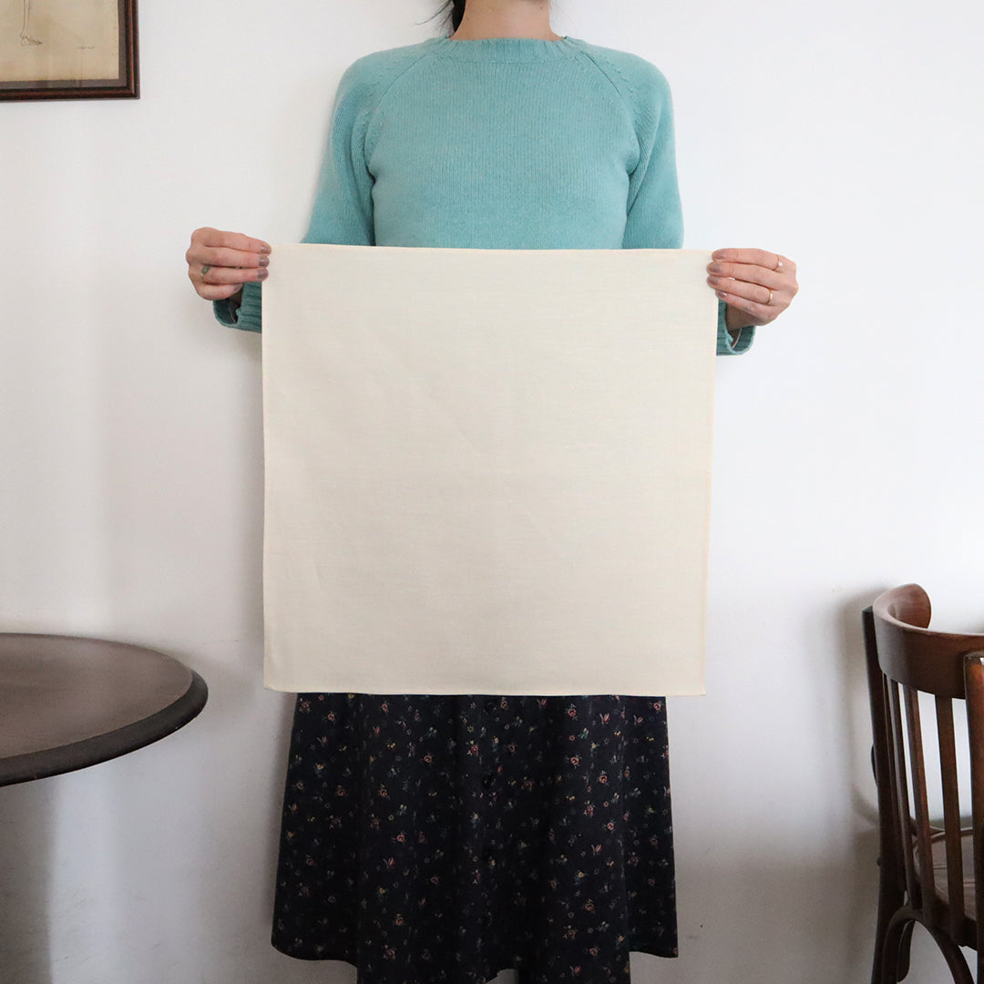 47角の大きめのハンカチです