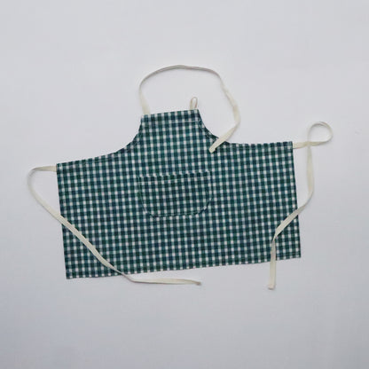 ブラックシャンブレーにはグリーンのエプロンがセットになっています