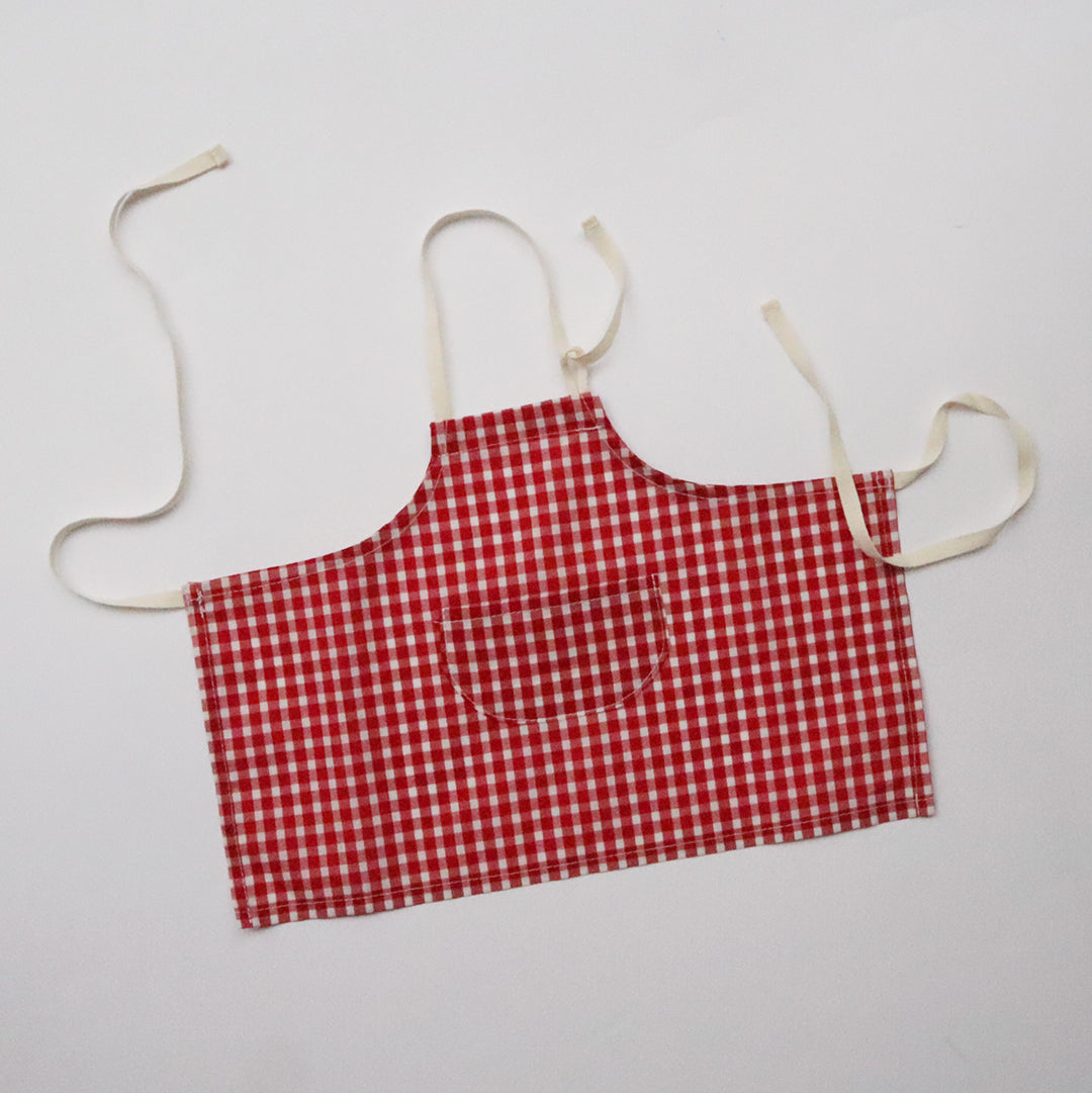 ブルーストライプには赤いエプロンがセットになっています