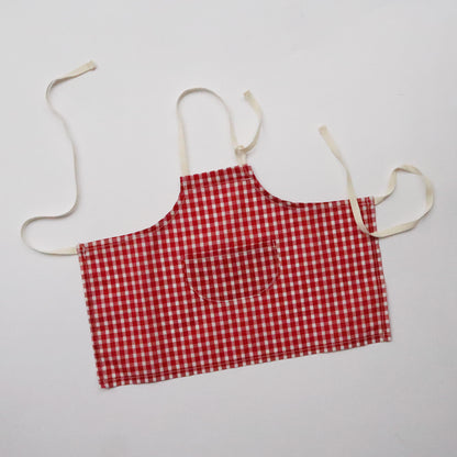 ブルーストライプには赤いエプロンがセットになっています