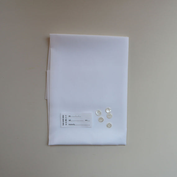 接着芯、ボタン5個、The linen bird ネームタグがセットになっています