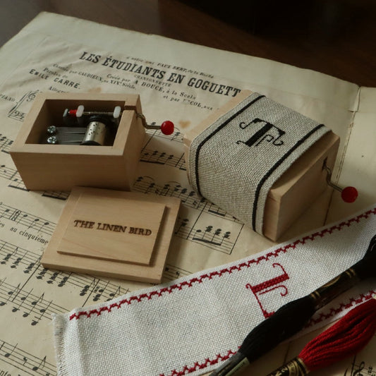 刺繍とオルゴール