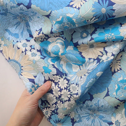 LIBERTY FABRICS　「サマーズ・イン・ザ・サン」ブルー