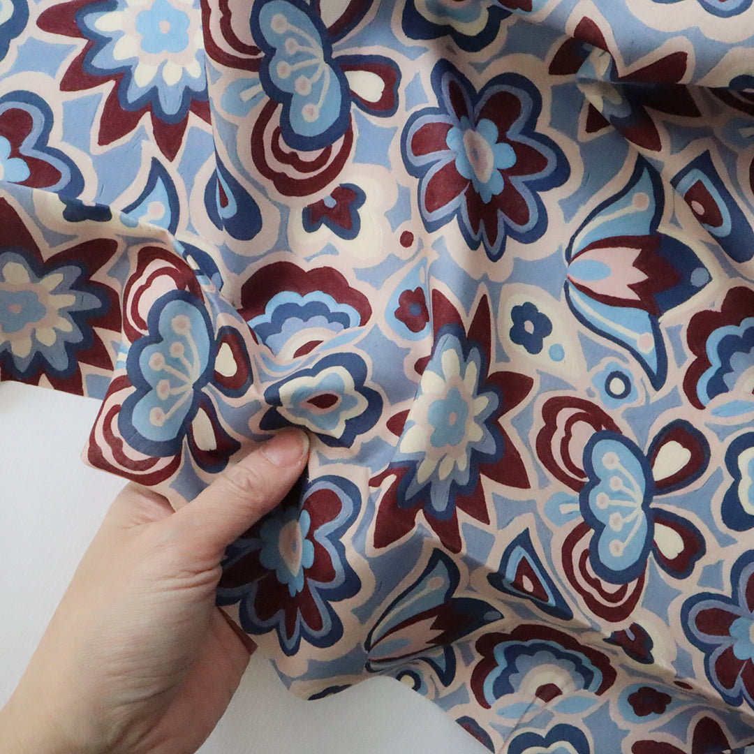 LIBERTY FABRICS　「ピース・アンド・ラブ」ボルドーブルー