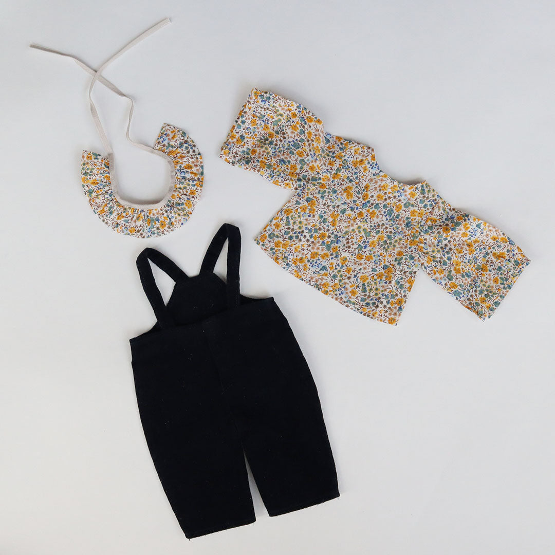 つけ襟のブラウスとサロペットパンツの2点セット