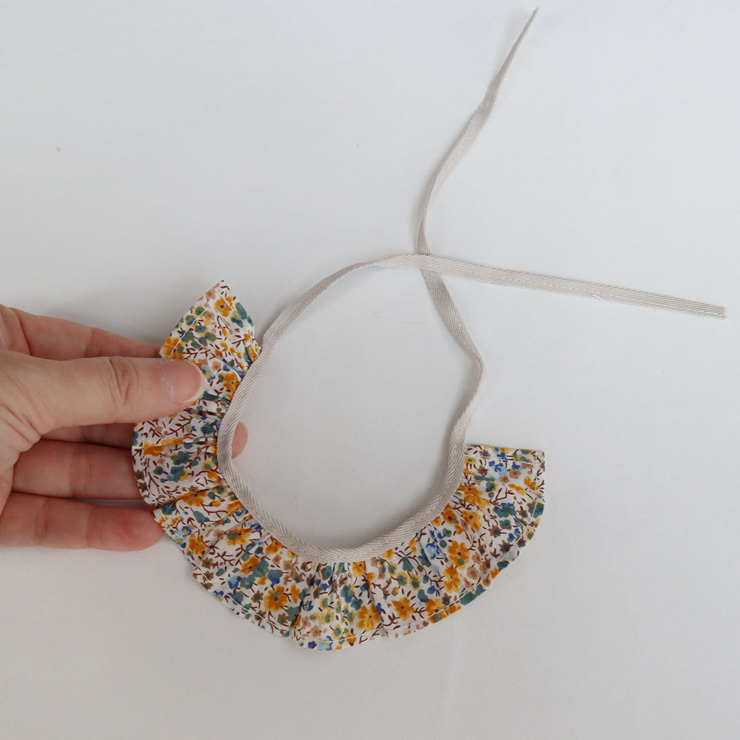 つけ襟はリボンで結びます