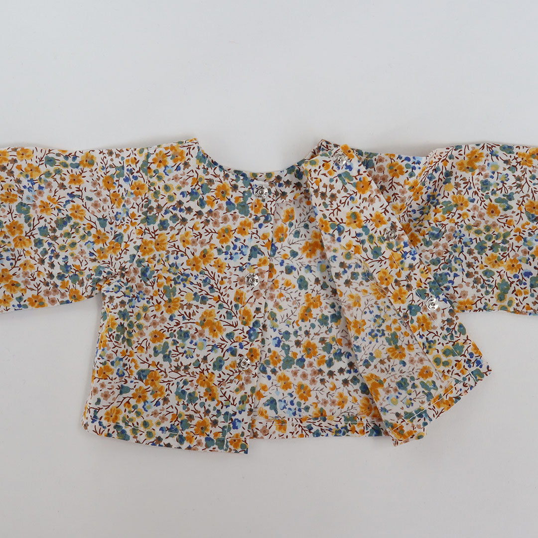 うしろはスナップボタンでとめます