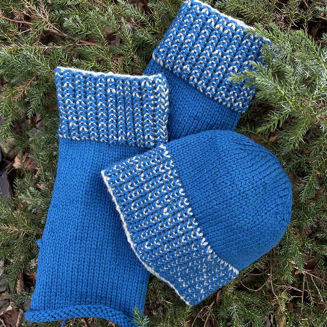 レッグウォーマーとハットのコーディネート