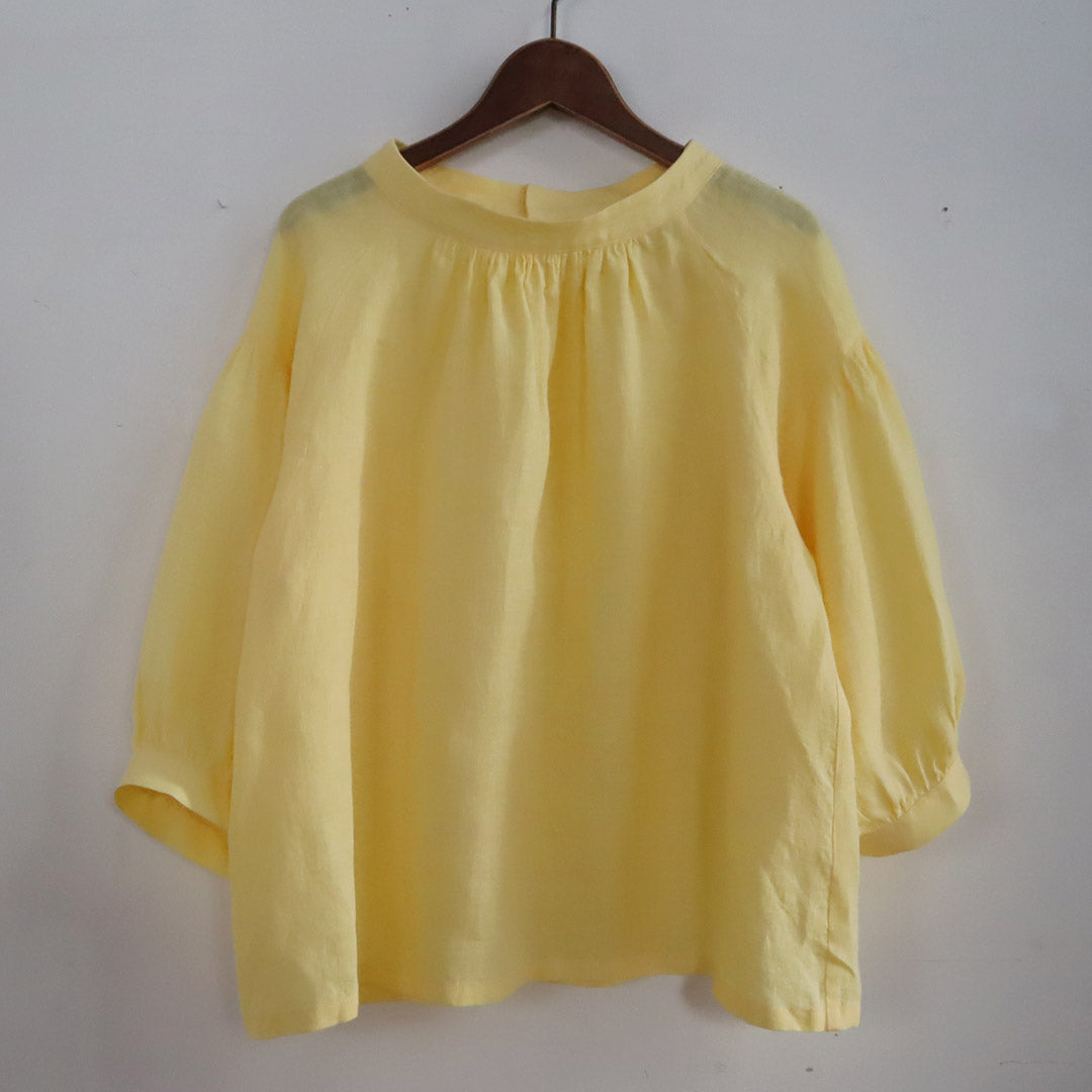 作品例：スタンドカラーのギャザーブラウス