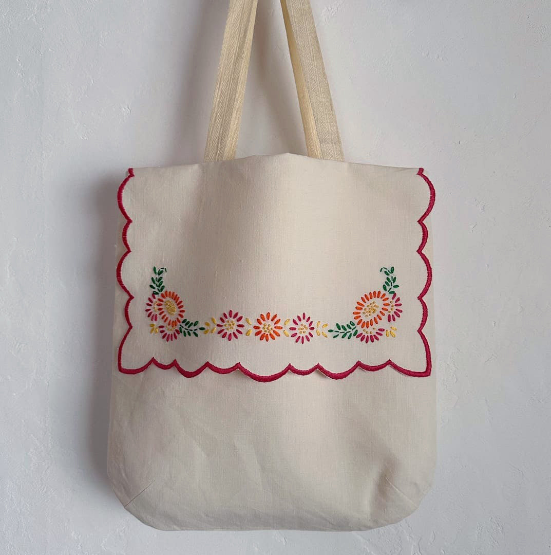 スカラップ刺繍飾りのバッグ