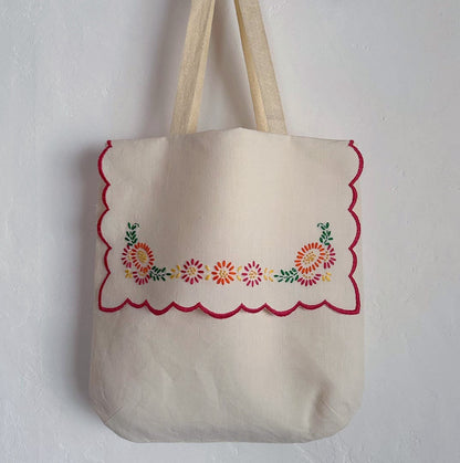 スカラップ刺繍飾りのバッグ