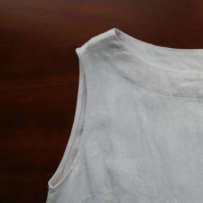 襟元は見返しをつけ、袖ぐりはバイヤスで始末をします