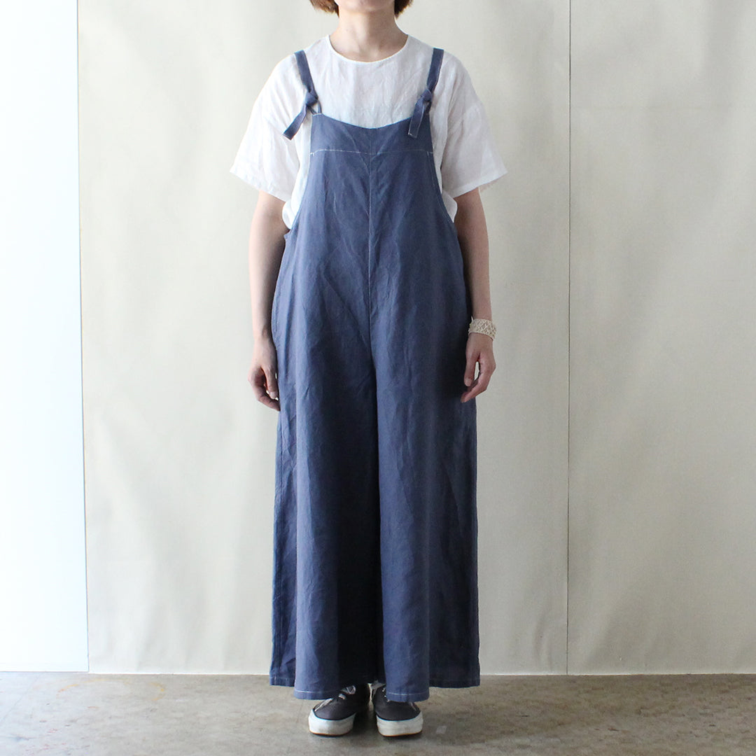 縦長のシルエットと裾にかけて広がるフレアデザイン